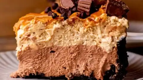 Delicious Chocolate Peanut Butter Pie slice with chocolate drizzle and peanut crumbs